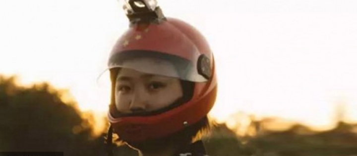 第一个完成3万英尺跳伞的中国女性-于斯人